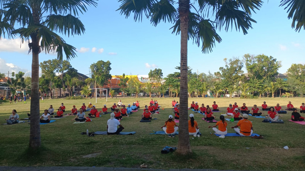 Ratusan Lansia Ikuti Yoga Tertawa di Lapangan Desa Tibubeneng